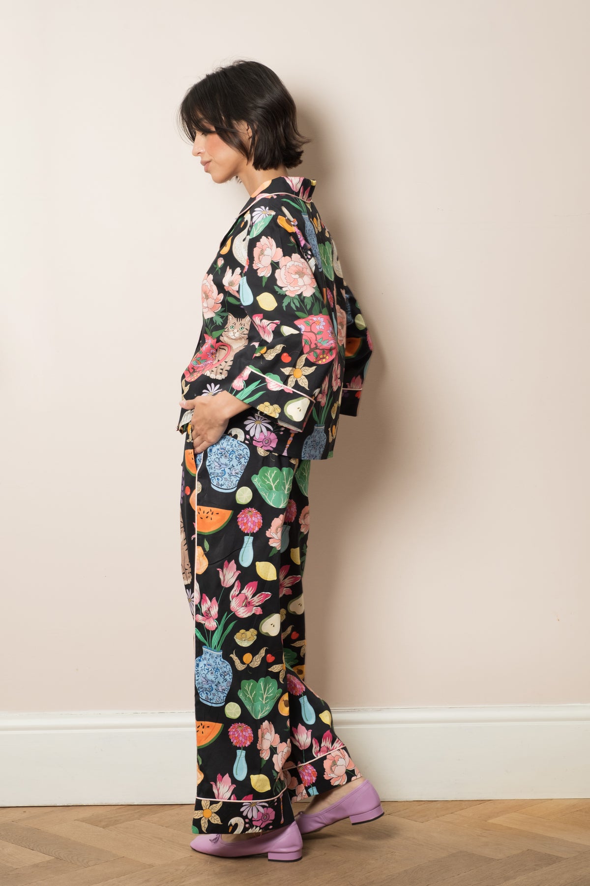 Midnight Tabletop pyjama set shown from the back, still life print of blue and white vases, fruit and flowers